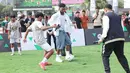 Para talenta muda Bekasi bermain bersama Daniel Sturridge pada acara Second Chance yang berkolabolasi dengan EA FC Mobile di Plaza dan Stadion Patriot Candrabhaga, Kota Bekasi, Minggu (29/3/2026) pagi. (Bola.com/Abdul Aziz)