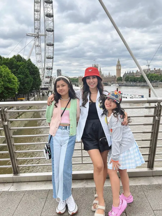 Potret Atqia Bersama Ibu dan Adik (Instagram/@mikaelaatqia27)