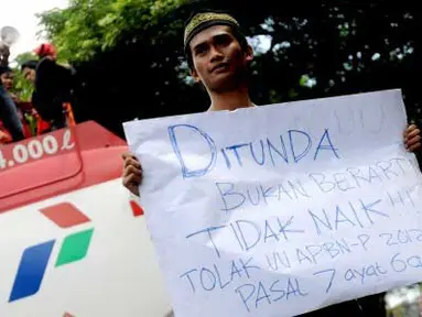 Sejumlah demonstrans menahan mobil tangki Pertamina saat berunjuk rasa di Kampus Universitas Negeri Makassar, Sulsel, Senin (2/4). Mereka memprotes hasil keputusan rapat paripurna DPR yang menunda menaikkan harga BBM bersubsidi hingga enam bulan ke depan. (Antara)