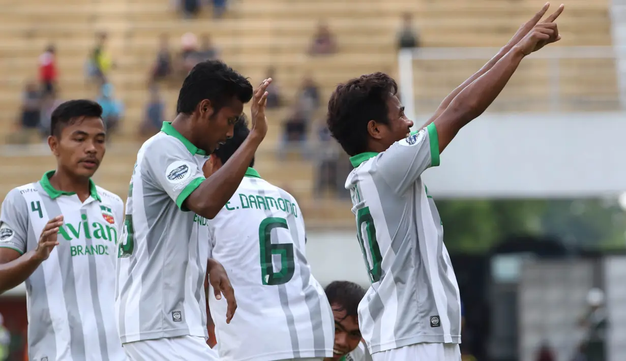 Ilham Udin Armaiyn, merayakan gol yang dicetaknya ke gawang Borneo FC pada babak 8 besar Piala Jenderal Sudirman di Stadion Maguwoharjo, Sleman, Minggu (13/12/2015). (Bola.com/Nick Hanoatubun)