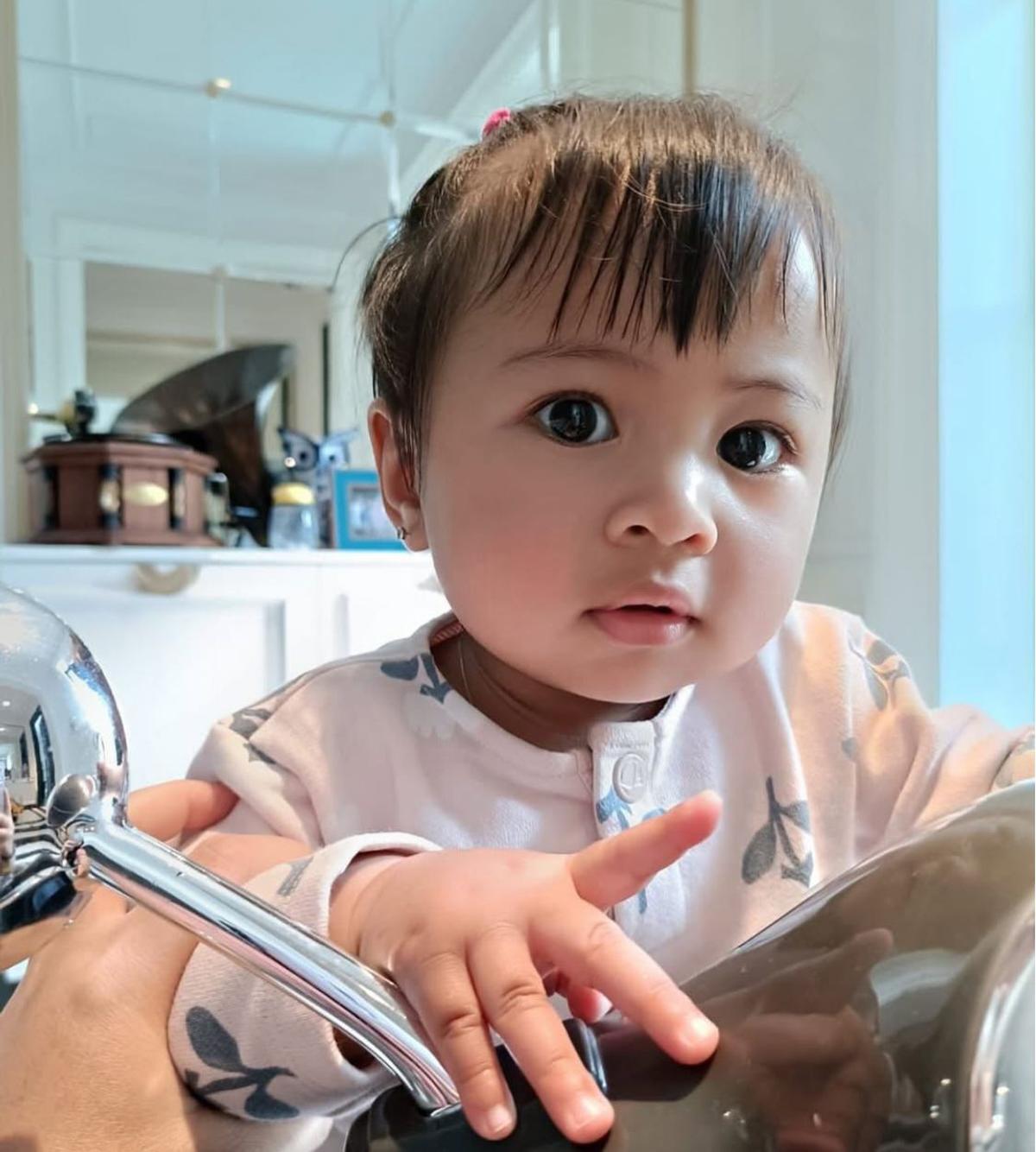 Dapat Julukan Si Pulen, Lily Pamer Pose Gemas yang Bikin Netizen Gemas!