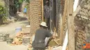 Citizen6, Jakarta: Seorang warga yang bernama Parpungujuan telah memakai jalan umum untuk mendirikan rumahnya di Jalan Warakas V, Gg.14, RT10/13, Kelurahan Warakas, Kecamatan Tanjung Priok, Jakarta Utara. (Pengirim: Sahat Maradong)