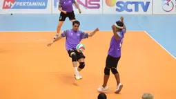 Ricky Harun (kiri) mencoba mengamankan bola pada pertandingan cabor bola voli Turnamen Olahraga Selebriti Indonesia (TOSI) yang berlangsung di Kelapa Dua Sport Center, Tangerang, Minggu (13/10/2024).