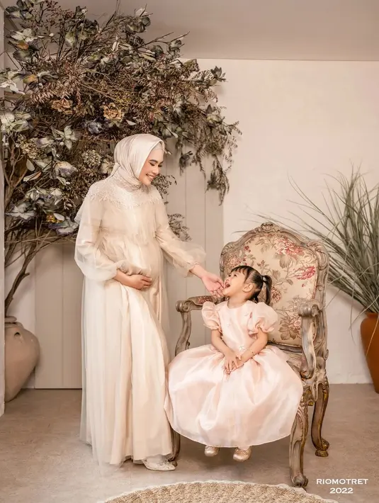 <p>Kartika Putri Maternity Shoot (Instagram/Riomotret)</p>