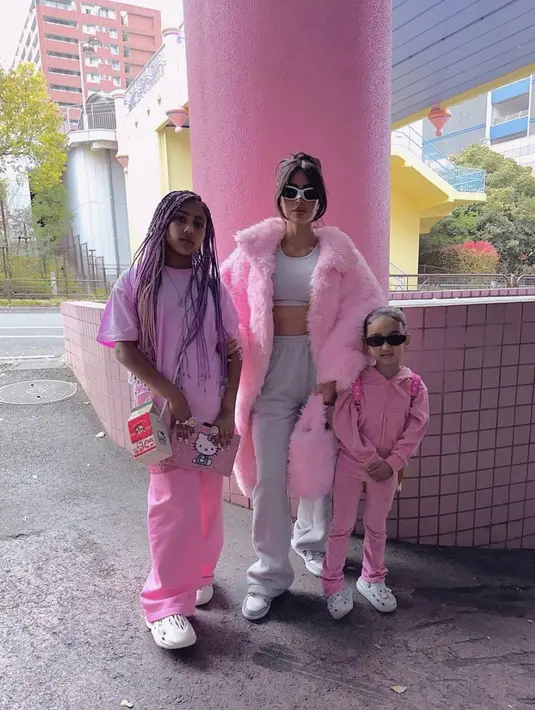 Dengan outfit serba pink, Kim dan North tampil quirky bertemakan Hello Kitty. [Foto: Kim Kardashian/ Instagram]