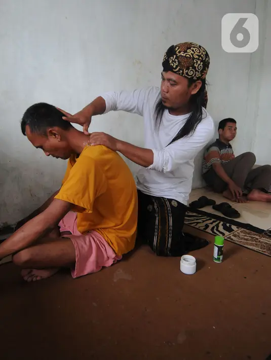 Metode pengobatan di ponmpes ini menggunakan metode rukyah, dan pijat simpul saraf.  Para ODGJ diajarkan untuk shalat, membaca Qur’an dan dzikir. Selebihnya unuk mengisi waktu luang mereka diajarkan langsung berkebun sayur mayur. (merdeka.com/Arie Basuki)