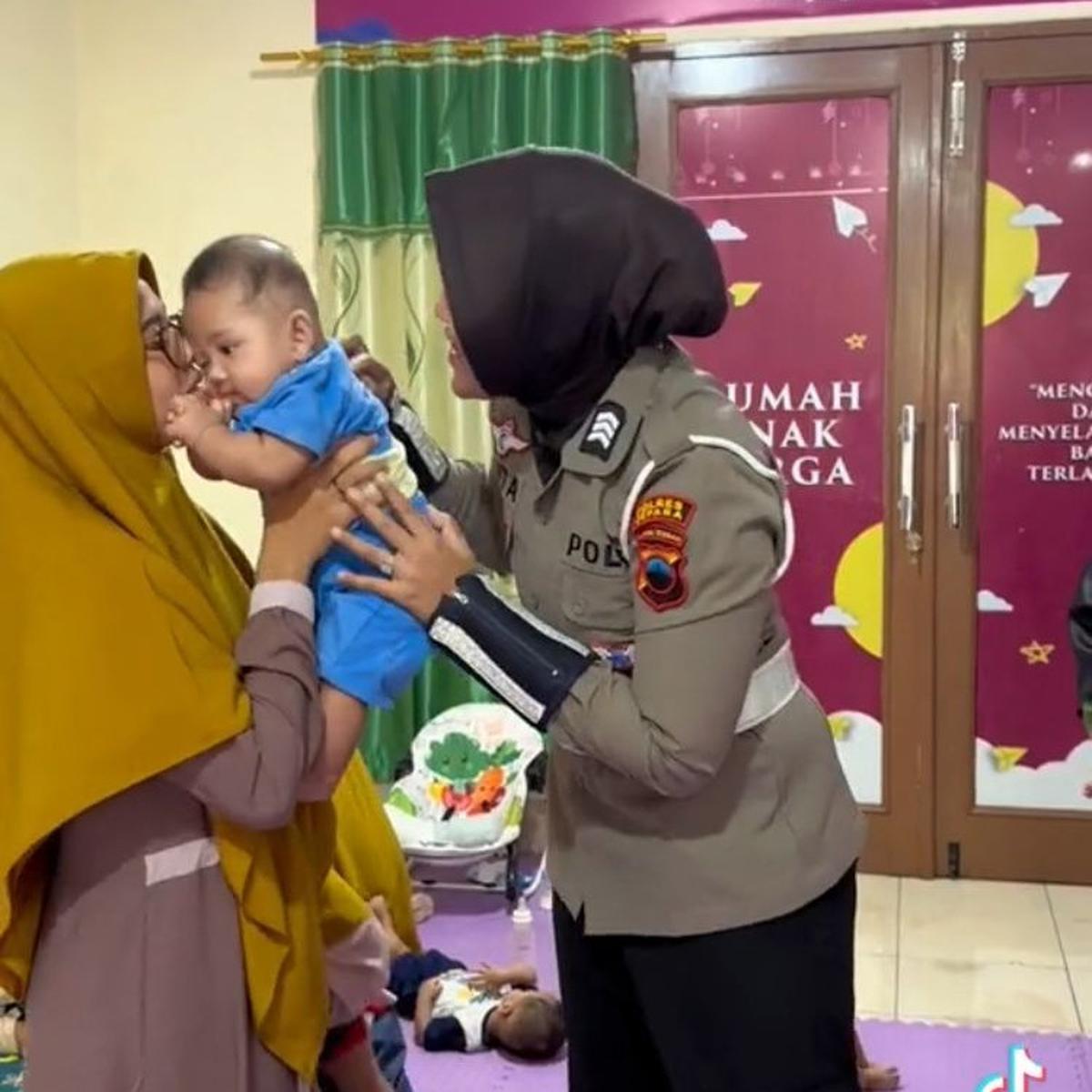 Viral momen polwan kunjungi panti asuhan balita di Semarang, penuh haru.