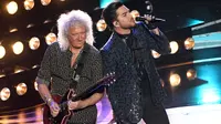 Personel band Queen, Adam Lambert dan Brian May  tampil membuka perhelatan Oscar 2019 di Dolby Theatre, Los Angeles, Minggu (24/2). Queen menjadi magnet di Oscar 2019 karena biopic tentang band itu menjadi salah satu nomine (Kevin Winter/Getty Images/AFP)