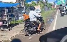 Ketahuan Polisi Lawan Arah, Pemotor Ini Pura-pura Beli Helm Padahal Sudah Pakai Helm ‘yang Begitu Saya Sudah Hafal’