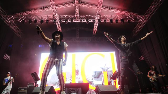 Penampilan GIGI Band bersama Aryo Wahab dan Andy /rif di Festival Pasar Musik 2023.