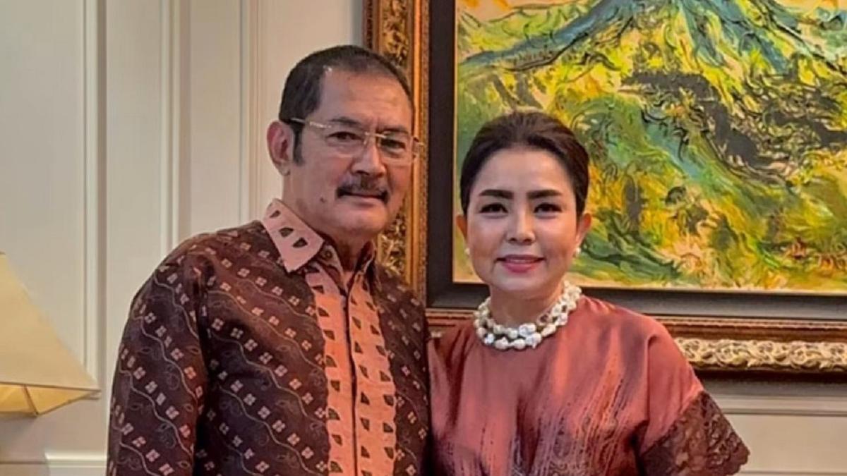 Potret Mayangsari Hadiri Dinner Acara Keluarga, Tampil Anggun dan Elegan Bersama Suami