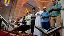 Umat muslim melaksanakan salat Idul Fitri 1439 H di Baghdad, Irak, Jumat, (15/6). (AP Photo/Karim Kadim)