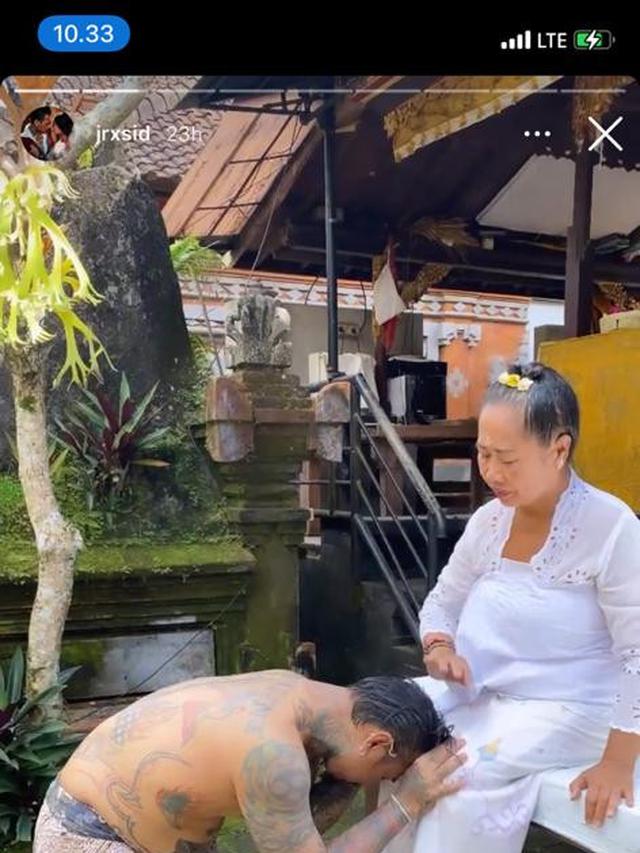 6 Momen Jerinx dan Nora Alexandra Jalani Ritual Melukat Pembersihan Diri