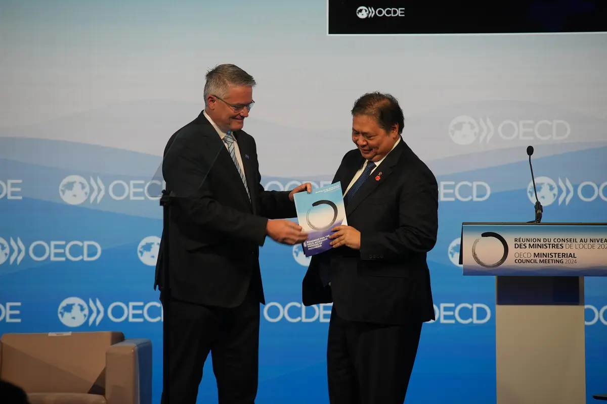 Menteri Koordinator (Menko) Bidang Perekonomian Airlangga Hartarto menerima Peta Jalan Aksesi Keanggotaan OECD Indonesia pada pembukaan Pertemuan Tingkat Menteri OECD di Paris Prancis (2/5/2024).