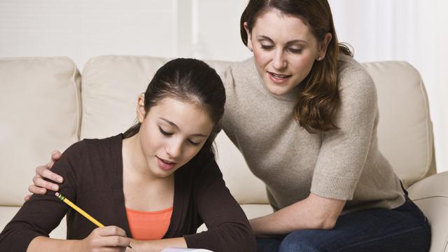 Orangtua menemani remaja belajar (iStockphoto)