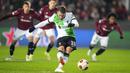 Pemain Liverpool, Alexis Mac Allister mencetak gol pertama timnya ke gawang Sparta Praha melalui tendangan penalti saat laga leg pertama 16 Besar Liga Europa 2023/2024 di Epet Arena, Praha, Republik Ceko, Jumat (08/03/2024) dini hari WIB. (AP Photo/Petr David Josek)
