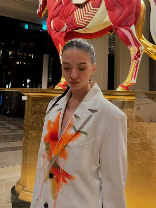 Kunjungi Paradise Art Night, Raline Shah tampil edgy dengan outfit bernuansa hitam putih. [@ralineshah]