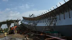 Bagian yang runtuh dari jembatan yang sedang dibangun di Mumbai, India (17/9/2021). Insiden terjadi sekitar pukul 4.30 pagi ketika sebagian besar jembatan runtuh. (AFP/Punit Paranjpe)