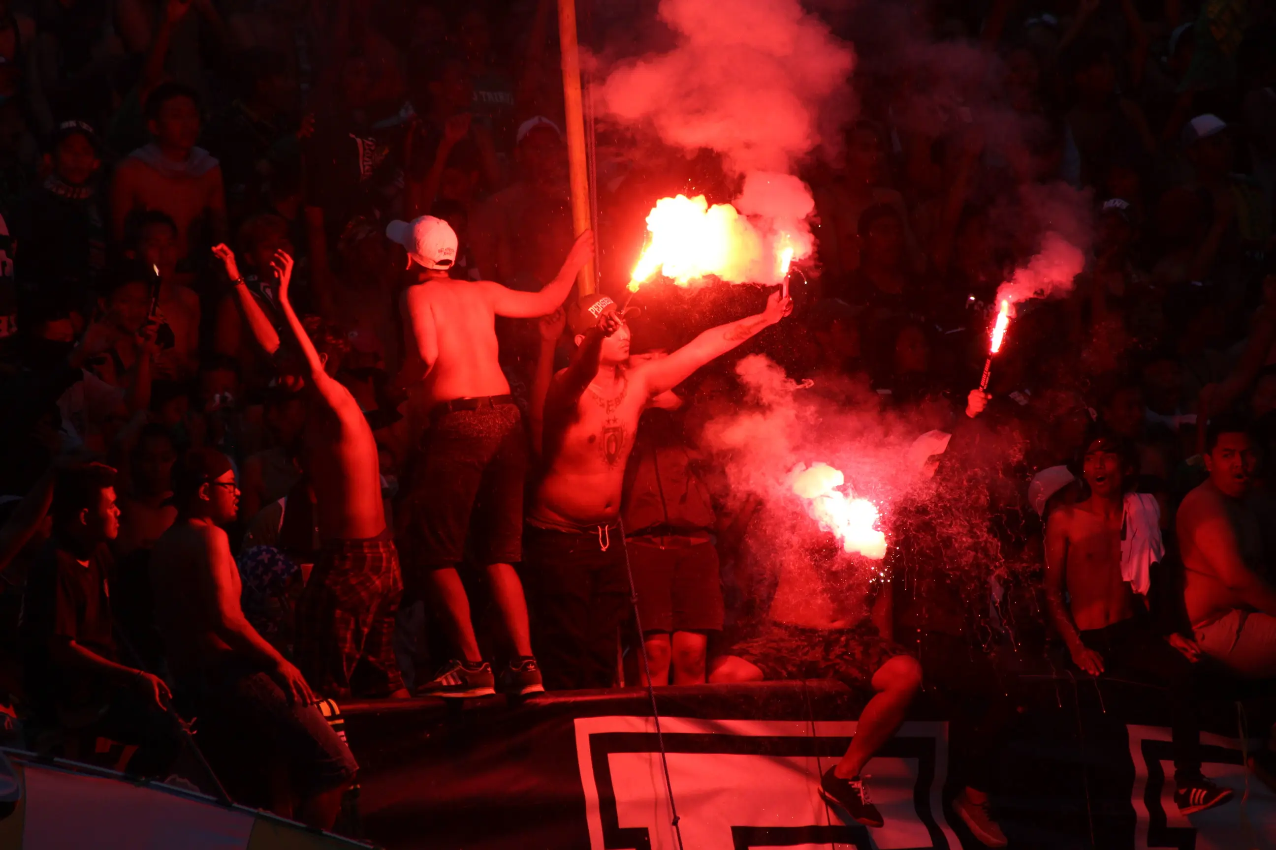 Suporter Persebaya, Bonek diwanti-wanti untuk tidak kembali memunculkan gesekan dengan pendukung Arema FC, Aremania di babak delapan besar Piala Presiden 2018. (Bola.com/Aditya Wany)