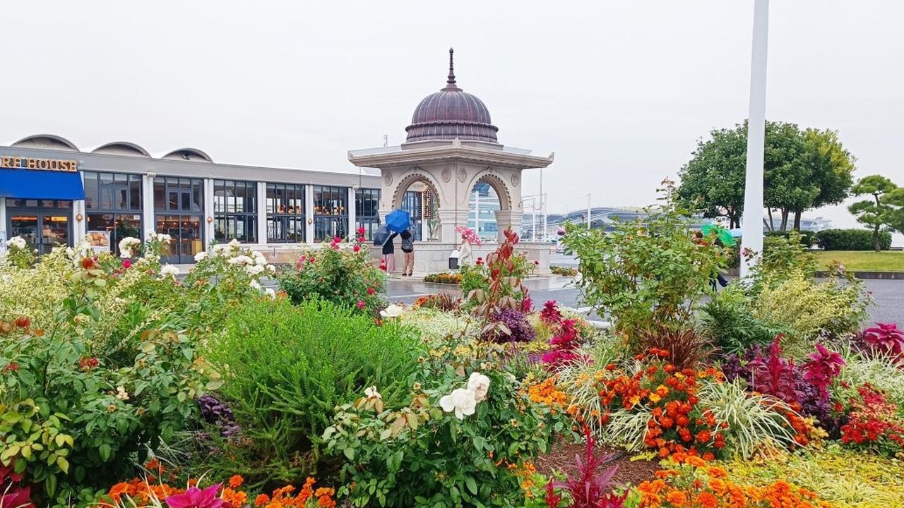 4. Anda bisa menemukan beberapa pancuran air dan monumen-monumen bernilai sejarah di sekitar taman.