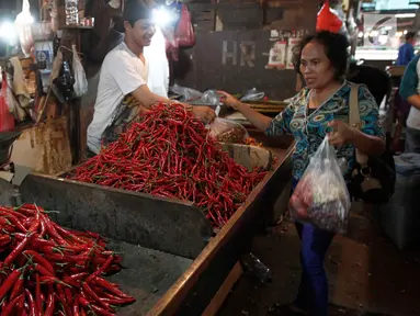 Pedagang cabai melayani pembeli di pasar Senen, Jakarta Pusat, Rabu (24/5). Menghadapi bulan puasa, Menteri Perdagangan Enggartiasto Lukita memastikan bahwa harga bahan pokok di pasaran terpantau stabil. (Liputan6.com/Angga Yuniar)