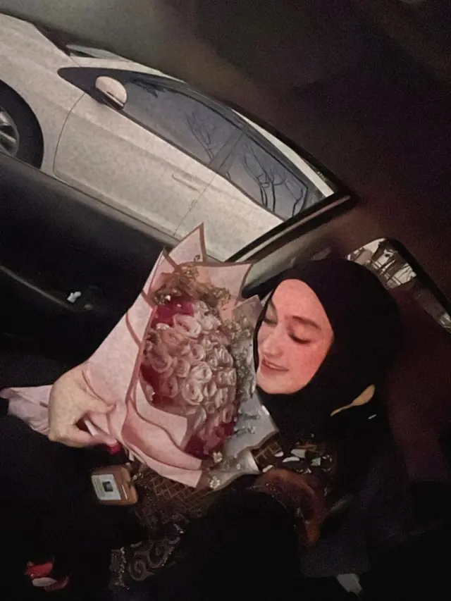 6 Potret Romantis Sule kepada Santyka Fauziah, Kirim Buket Bunga Besar ke Kantornya