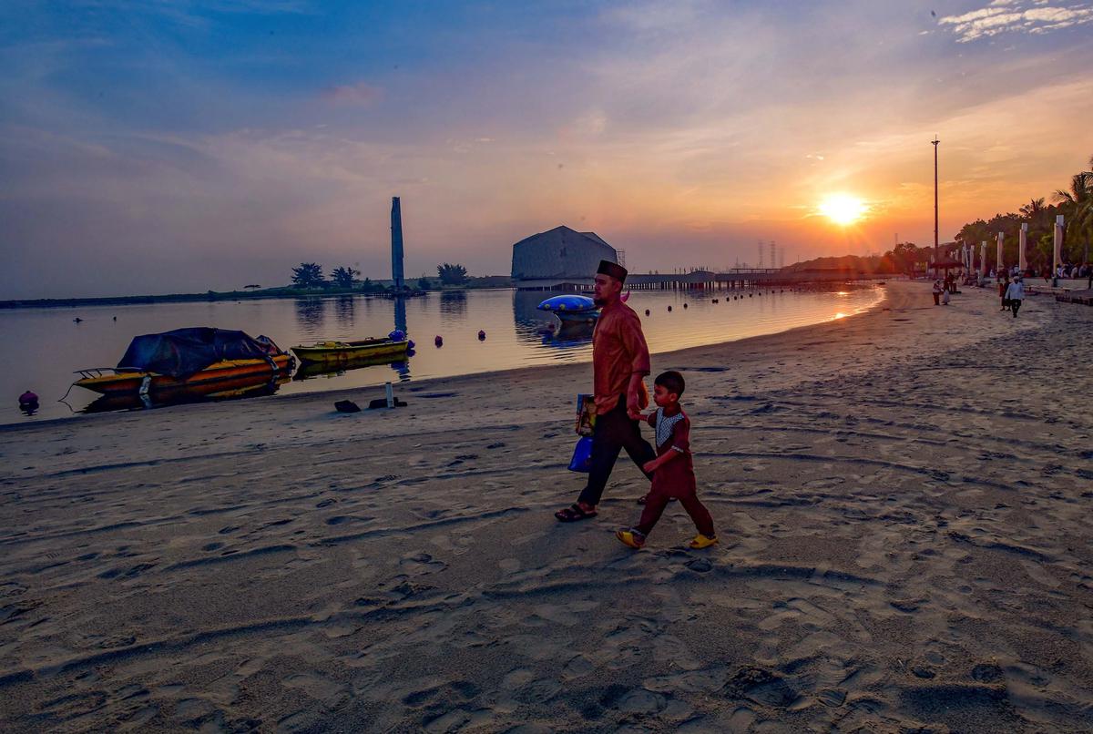 FOTO: Shalat Iduladha di Tepi Pantai Ancol Berlangsung Khidmat