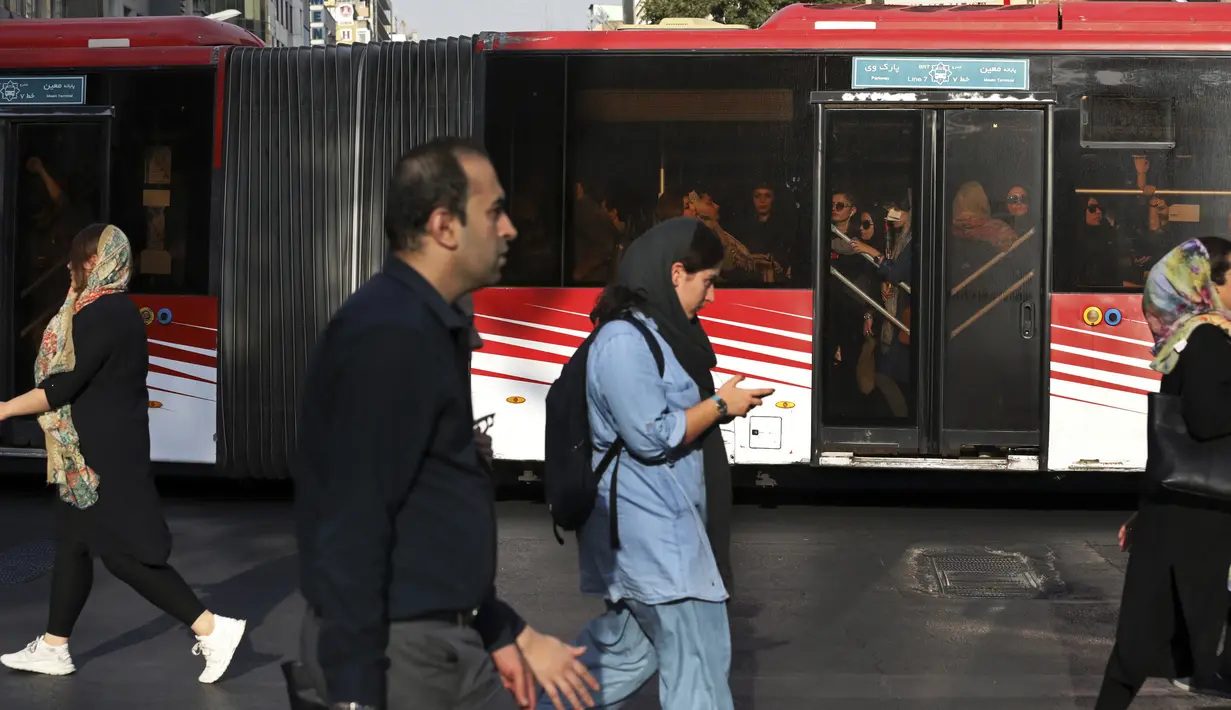Seorang wanita bermain ponsel di Teheran tengah, Iran (10/8/2019). Banyak museum besar, pusat seni, kompleks istana yang terletak di Teheran. (AP Photo/Vahid Salemi)