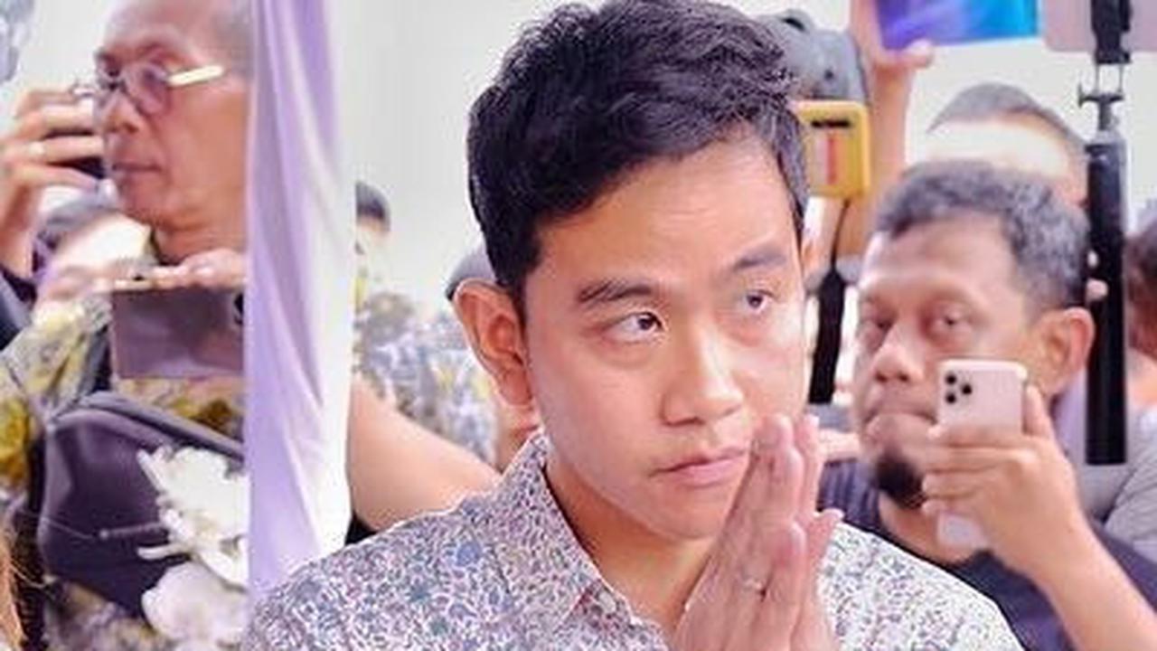 Sedangkan Gibran memilih mengenakan batik putih dipadu celana hitam.