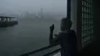 Seorang pria menarik tali pancing di kawasan pejalan kaki Victoria Habour saat badai tropis Ma-on melewati Hong Kong, Kamis (25/8/2022). Badai Tropis Ma-on semakin kuat saat menuju Hong Kong dan bagian tenggara lainnya China pada hari Rabu setelah menggusur ribuan orang di Filipina. (AP Photo/Anthony Kwan)