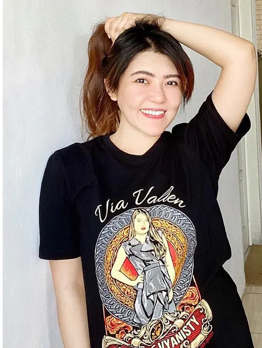 "Demi apa nemu ginian. Yaa Allah Sudah tua aku," kata Via Vallen di postingannya, Jumat (18/9/2020). (Instagram/viavallen)