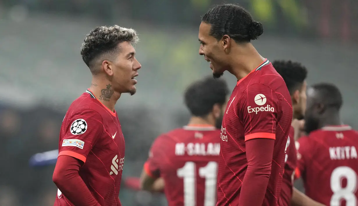 Setelah bermain imbang tanpa gol di babak pertama, Liverpool suskes memastikan kemenangan berkat dua gol yang masing-masing dicetak Roberto Firmino (kiri) dan Mohamed Salah di babak kedua. (AP/Antonio Calanni)