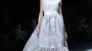 Seorang model membawakan busana rancangan Barli Asmara pada hari kedua Jakarta Fashion Week (JFW) 2016 di Senayan city, Jakarta, (25/10/2015). Busana yang dipamerkan  seperti  model gaun-gaun panjang untuk acara besar.  (Liputan6.com/Herman Zakharia)