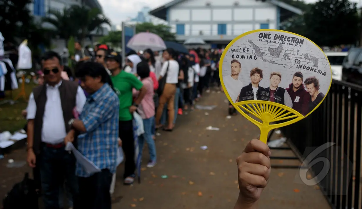 Suasana penukaran tiket konser One Direction di Istora Senayan, Jakarta, Sabtu (21/3/2015). Boyband One Direction akan menghibur para penggemarnya Gelora Bung Karno, Jakarta pada 25 Maret mendatang. (Liputan6.com/Johan Tallo) 