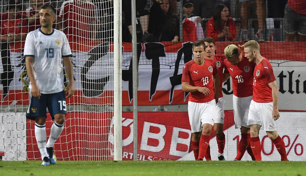 Para pemain Austria merayakan gol saat melawan Rusia pada laga uji coba di Tivoli Stadium, Innsbruck, Austria, (30/5/2018). Austria menang atas Rusia 1-0. (AP/Kerstin Joensson)