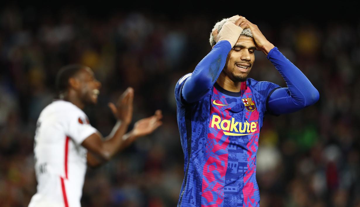 Barcelona secara tragis terdepak dari Liga Europa usai diakalahkan Eintracht Frankfut dengan skor 2-3 pada leg kedua perempatfinal yang berlangsung di stadion kebanggaan mereka, Camp Nou. (AP/Joan Monfort)