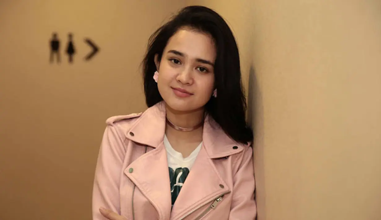Michelle Ziudith, akan kembali hadir di film terbarunya yang berjudul One Fine Day. Bersama dengan dua pemeran lainnya, Jeffri Nichol, dan Maxime Bouttier, Michelle bertemu dengan para fansnya.  (Nurwahyunan/Bintang.com)