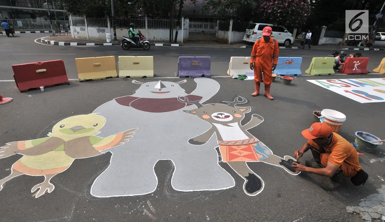 Petugas PPSU menggambar maskot Asian Games 2018 di Jalan Penataran atau Simpang Tugu Proklamasi, Jakarta, Rabu (25/7). Pembuatan maskot dan logo Asian Games 2018 dalam rangka menyambut event terbesar se-Asia tersebut. (Merdeka.com/Iqbal S. Nugroho)