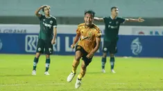 Muhammad Hargianto menjadi pahlawan kemenangan Bhayangkara FC atas tuan rumah Persikabo 1973 dalam laga pekan ke-6 BRI Liga 1 yang berlangsung di Stadion Pakansari, Bogor, Selasa (23/8/2022) malam WIB. Gol Hargianto pada masa injury time babak kedua memastikan kemenanagn 1-0 tim tamu, sekaligus meruntuhkan benteng tangguh Laskar Padjajaran, kiper Mochammad Diky Indriyana yang bermain heroik sepanjang laga. (Bola.com/M Iqbal Ichsan)