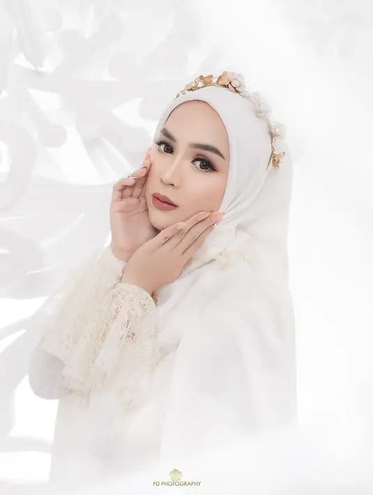 Tampilan mata bulat berkat softlens dipadukan dengan eye makeup bronze bikin tampila  deep eye yang menawan. Dipadukan dengan lipstik mauve yang bikin Ria Ricis terlihat mature [@fdphotography90]