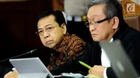 Terdakwa dugaan korupsi proyek e-KTP Setya Novanto (kanan) bersama kuasa hukumnya saat mengikuti sidang lanjutan di Pengadilan Tipikor, Jakarta, Kamis (11/1). Sidang mendengar keterangan empat orang saksi. (Liputan6.com/Helmi Fithriansyah)