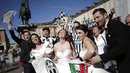 Para suporter wanita terlihat larut dalam perayaan gelar scudetto ke-30 yang berhasil diraih Juventus sepanjang bergulirnya Liga Italia Seri A, (4/5/2014). (AFP/Marco Bertorello)