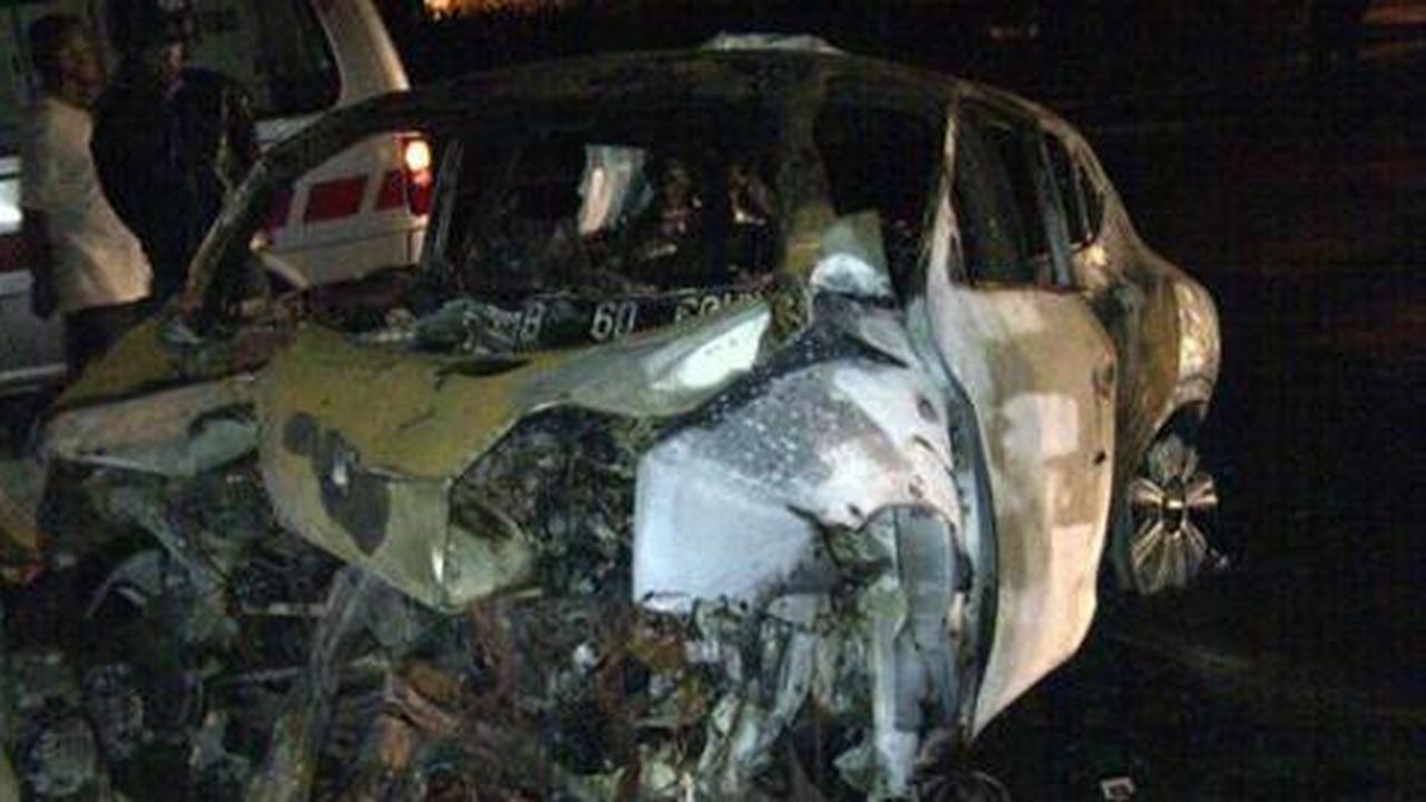 Polisi olah TKP lokasi Nissan Juke terbakar