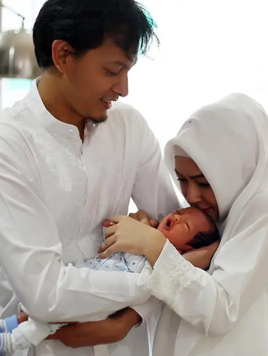 "Memang lagi senang, bawaanya pengen pulang dan cepat gendong, istri juga biar ada waktu istirahat," ujar pemeran dalam film Surga Yang Tak Dirindukan itu. (Instagram/fedinuril)