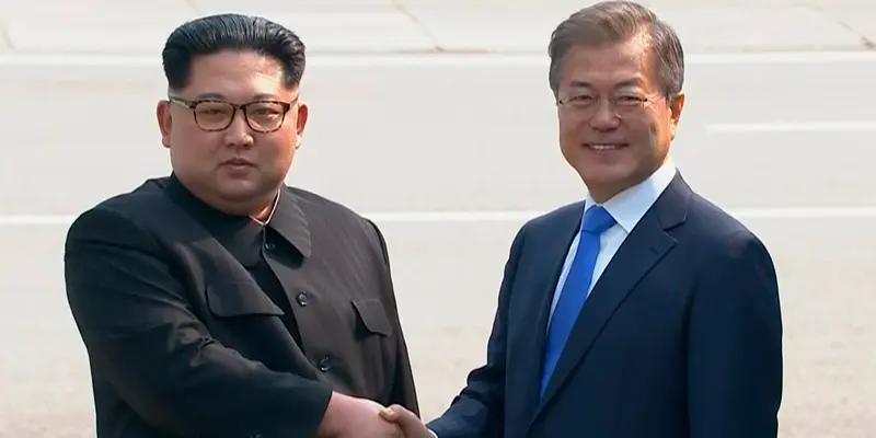 Jabat Tangan Kim Jong-un dan Moon Jae-in
