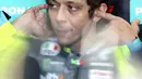 Pembalap MotoGP Valentino Rossi saat pemanasan sebelum balapan MotoGP Valencia 2021 di Sirkuit Ricardo Tormo, Cheste, Spanyol, 14 November 2021. Sudah berusia 42 tahun, Valentino Rossi tidak mampu bersaing melawan para pesaing yang hampir setengah umurnya. (AP Photo/Alberto Saiz)