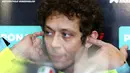 Pembalap MotoGP Valentino Rossi saat pemanasan sebelum balapan MotoGP Valencia 2021 di Sirkuit Ricardo Tormo, Cheste, Spanyol, 14 November 2021. Sudah berusia 42 tahun, Valentino Rossi tidak mampu bersaing melawan para pesaing yang hampir setengah umurnya. (AP Photo/Alberto Saiz)