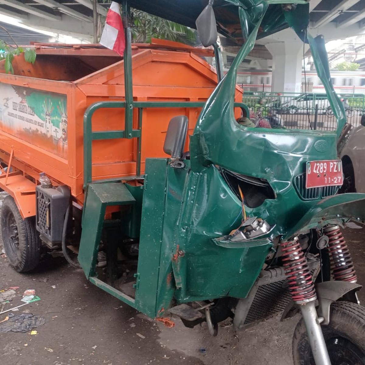 gerobak pasukan oranye ditabrak mobil