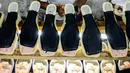 Proses produksi sepatu di Sentra Alas Kaki OB Shoes, Depok, Selasa (1/3/2022). Berdasarkan data Asosiasi Persepatuan Indonesia (Aprisindo), industri alas kaki mencatatkan nilai ekspor sebesar Rp 87,4 triliun sepanjang 2021 atau naik mencapai 28 persen (Liputan6.com/Johan Tallo)