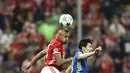 Pemain Bayern Munchen, Arturo Vidal (kiri) berduel dengan pemain Rostov, Sardar Azmoun pada laga grup D Liga Champions di Allianz Arena, Munich, Jerman, (14/9/2016) dini hari WIB. (AP Photo/Matthias Schrader)